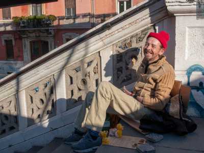All�inizio per� non � stato facile farsi accettare. �I baresi pensavano che li prendessi in giro e mi mandavano a quel paese � racconta Marco -. Poi per� pian piano hanno cominciato a conoscermi e ora c�� chi viene spontaneamente a salutarmi e a donarmi qualche soldo�